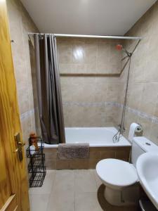 Koupelna v ubytování Precioso apartamento con piscina cerca de la playa TORROX COSTA