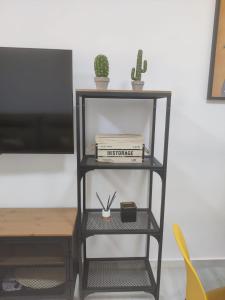 TV a/nebo společenská místnost v ubytování Precioso apartamento con piscina cerca de la playa TORROX COSTA