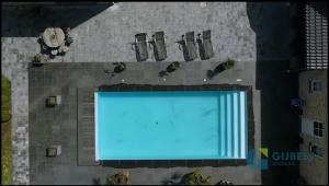 una vista aérea de una pantalla azul en un edificio en Susberg 3 luxe verblijf met zwembad en sauna, en Neerpelt