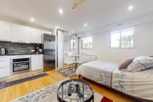 Cet appartement comprend une chambre avec un lit et une table ainsi qu'une cuisine. dans l'établissement Studio les palmiers, à Menton