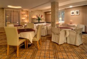 Reštaurácia alebo iné gastronomické zariadenie v ubytovaní Hotel Petrus