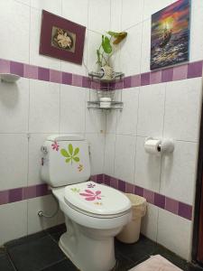 哈德超珊兰บาคัสโฮมลอร์ด的浴室设有卫生间,上面涂有鲜花