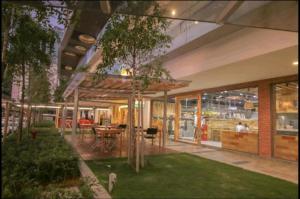 una casa con un albero in mezzo a un cortile di The Robertson Bukit Bintang Luxe Suites a Kuala Lumpur