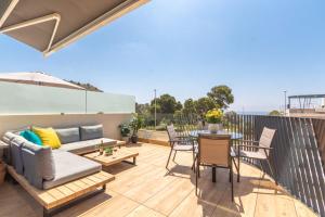 A balcony or terrace at SEA VIEW 2 BDR Apartment Allonbay Village & SPA