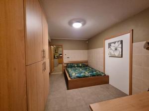 - une petite chambre avec un lit et une salle de bains dans l'établissement Susberg 3 luxe verblijf met zwembad en sauna, à Neerpelt