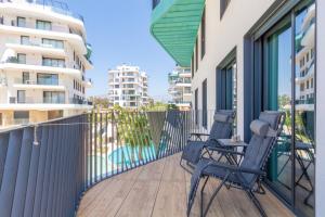 A balcony or terrace at SEA VIEW 2 BDR Apartment Allonbay Village & SPA