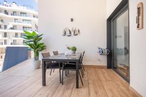 A balcony or terrace at SEA VIEW 2 BDR Apartment Allonbay Village & SPA