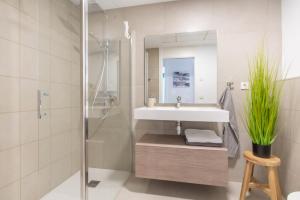 A bathroom at SEA VIEW 2 BDR Apartment Allonbay Village & SPA