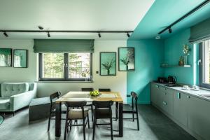 kuchnia i jadalnia ze stołem i krzesłami w obiekcie Apartamenty Caminski Deluxe w Kudowie Zdroju