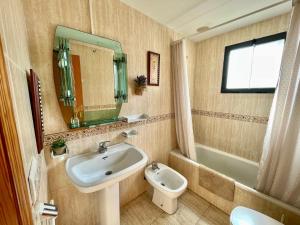 A bathroom at Apartamento Kennedy 2 by Gestaltur