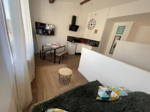 a living room with a couch and a table at The California Dream - hyper-centre - 2mn gare SNCF - WIFI NETFLIX gratuit in Niort
