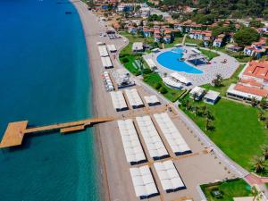 eine Luftansicht auf den Strand und das Meer in der Unterkunft Club Marco Polo - Premium All Inclusive in Kemer