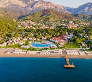 z powietrza widok na ośrodek na plaży w obiekcie Club Marco Polo - Premium All Inclusive w mieście Kemer