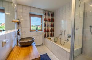Koupelna v ubytování Exklusives Josenhaus mit See- und Alpenblick & Gartensauna + 30 fotografií