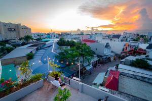 Cà MauにあるNhư Ngọc Motelの建物からの夕日の街並み