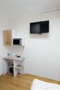 Televízia a/alebo spoločenská miestnosť v ubytovaní Villa Zhanna