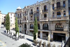 Un gran edificio con árboles delante. en Central Market 2 habitaciones by Salamancavacacional, en Salamanca