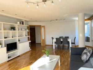 sala de estar con sofá y mesa en Piso en Logroño espacioso, con vistas y garaje, en Logroño