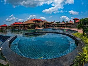 Kolam renang di atau dekat dengan Hotel Sonar Bangla Sundarban