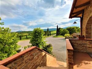 una vista desde el porche de una casa con entrada en Agriturismo Casa Rossa en Chianciano Terme
