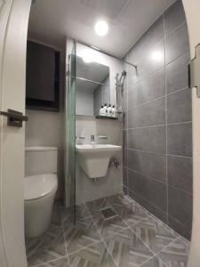 bagno con doccia, lavandino e servizi igienici di Xeromine Hostel Dongdaemun a Seul