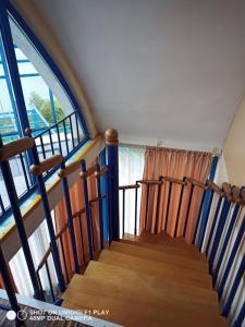 eine Treppe in einem Haus mit Fenster in der Unterkunft Hotel Iceberg in Baltschik
