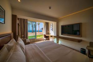 TV a/nebo společenská místnost v ubytování Luxotel Aqaba Beach Resort & Spa Only 15 years plus