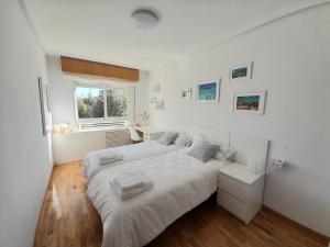 Posteľ alebo postele v izbe v ubytovaní Piso en Logroño espacioso, con vistas y garaje