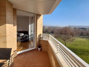 Balcon ou terrasse dans l'établissement Piso en Logroño espacioso, con vistas y garaje