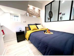 a bedroom with a bed with a tray of food on it at The New-Yorker - hyper centre- 2mn gare SNCF - Wi-Fi Netflix gratuit in Niort