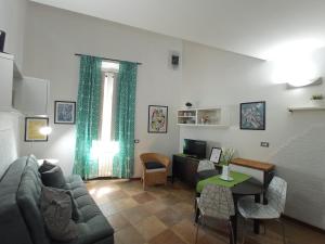 sala de estar con sofá y mesa en Silvia Apartment, en Florencia