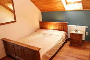 a small bedroom with a bed and a table at Willa Górskie Retro in Wisła