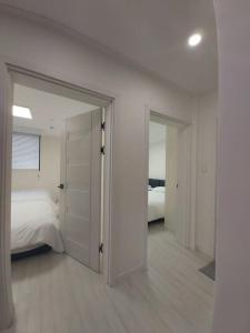 una camera con letto e specchio di Xeromine Hostel Dongdaemun a Seul