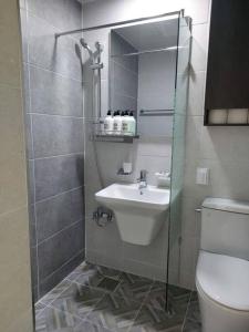 bagno con lavandino, servizi igienici e specchio di Xeromine Hostel Dongdaemun a Seul