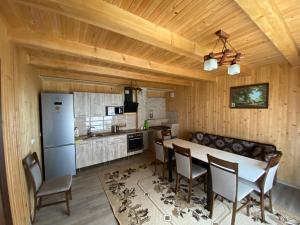 Kuchyň nebo kuchyňský kout v ubytování Chalet Зоряні ночі