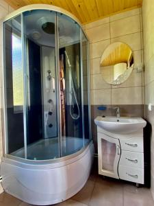 Koupelna v ubytování Chalet Зоряні ночі