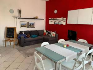 un soggiorno con divano e tavolo di Appartamento incantevole a Parma a Parma