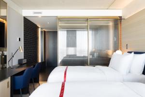 
Een bed of bedden in een kamer bij Ruby Emma Hotel Amsterdam
