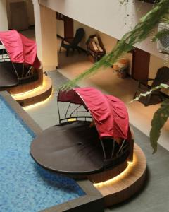 una camera con tre sedie e un trampolino di Class Premium Guest House a Kasri