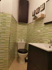 łazienka z toaletą i umywalką w obiekcie Casita Lulu en pleno centro con wifi w mieście Almería