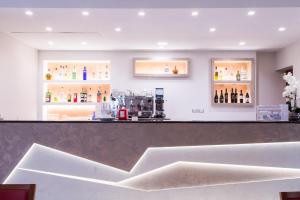 a bar in a restaurant with a counter top at Hotel Duca Degli Abruzzi in Montesilvano