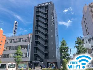 wysoki budynek z bezpłatnym WiFi w obiekcie HOTEL LiVEMAX BUDGET Nagoya Taikodori w mieście Nagoja