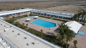 an overhead view of a resort with a swimming pool at مراسي الأحلام لبيوت العطلات in Al Lith