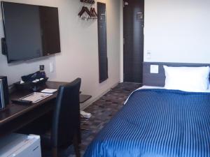 Telewizja i/lub zestaw kina domowego w obiekcie HOTEL LiVEMAX BUDGET Nagoya Taikodori