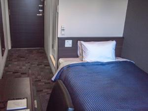 Łóżko lub łóżka w pokoju w obiekcie HOTEL LiVEMAX BUDGET Nagoya Taikodori