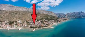 una freccia rossa che punta verso una piccola isola in acqua di Terra Beach Apartment a Duće