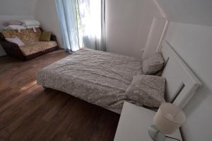 Кровать или кровати в номере Vikendica u šumi - Kosmaj