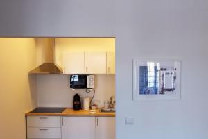 una piccola cucina con lavandino e forno a microonde di Panorama Apartments Ribeira Gaia a Vila Nova de Gaia