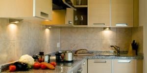 una encimera con verduras, ollas y sartenes en Ascona: Nostrana Apt. 2, en Ascona