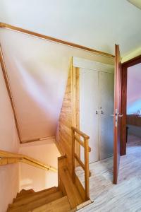 een kamer met een trap en een deur bij Domek Pod Lasem in Polanica-Zdrój